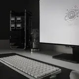 Foto 3: DA6 auf dem Schreibtisch neben dem Monitor