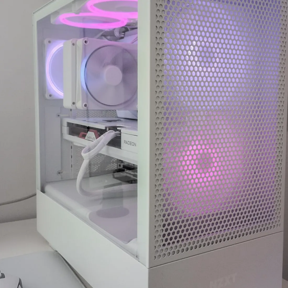 White Angel im NZXT H5 Flow mit RGB-Beleuchtung