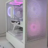 Foto 1: White Angel im NZXT H5 Flow mit RGB-Beleuchtung