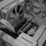 Foto 3: CPU-Kühler und Grafikkarte von oben