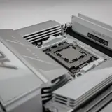 Foto 4: Weißes Mainboard mit RAM